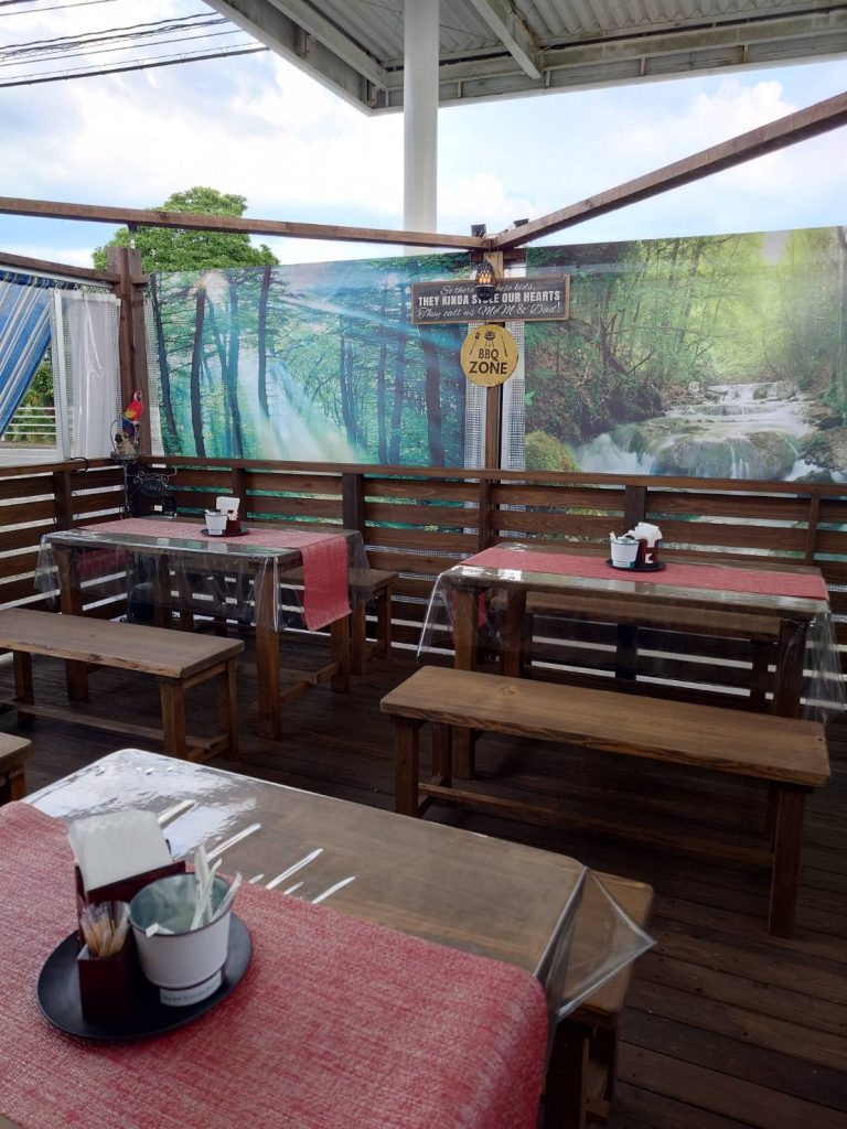 愛犬と一緒にお食事ができるウッドデッキスペース